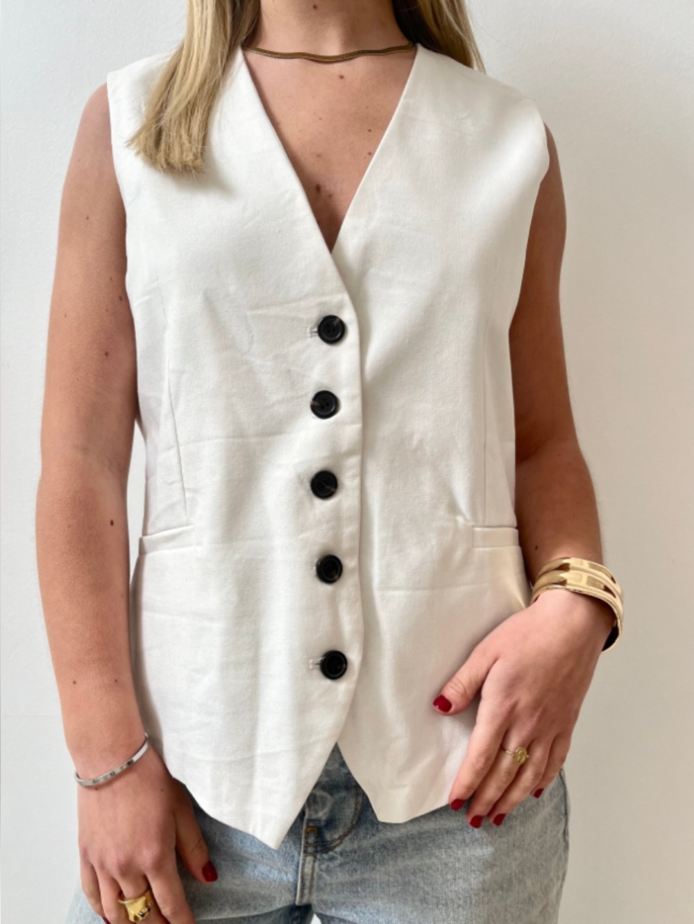 NWT Zara linen vest features a V-neckline and five dark buttons.